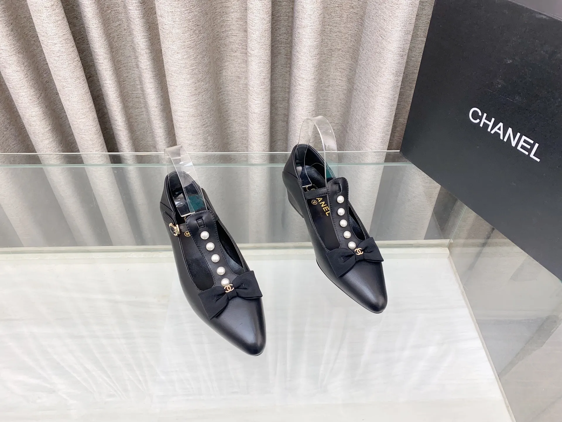 👟👟Ex-factory price 620👟👟 25Ss new spring and summer Chanel small fragrant pearl bow Mary Jane shoes. The cute bow decoration is playful and elegant ~ the upper is decorated with pearls, full of exquisiteness, and you can walk properly and beautifully! It's 100% sweet and so beautiful that you can't take your eyes away. It's comfortable and not tiring for your feet. It lengthens your leg lines! Have beauty and wear it with your own style and attitude! Upper: Lambskin Lining: Lambskin lining Sole: Italian genuine leather sole Size: 35-39 (40, 41 customizations are not returnable)